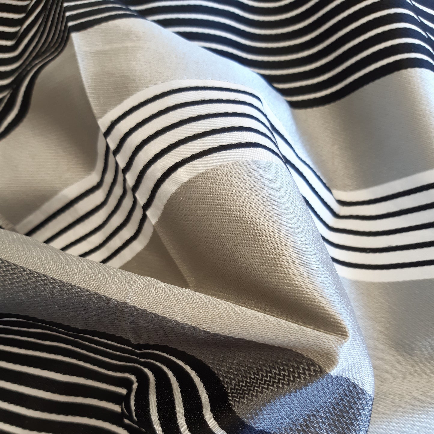 Designers Guild Orsoglio Noir